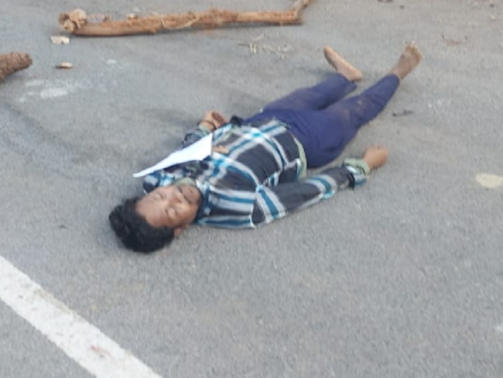 पल्ली बारसूर मार्ग के घोटिया मोड़ पर शव मिला है।