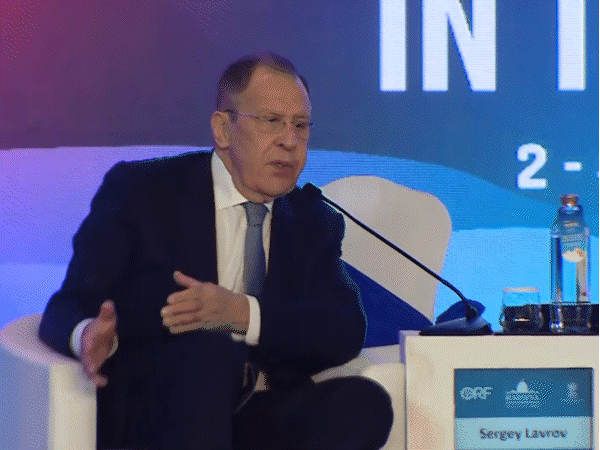 फुटेज में रायसीना डायलॉग 2023 के दौरान सवालों के जवाब देते रूसी विदेश मंत्री सर्गेई लावरोव।