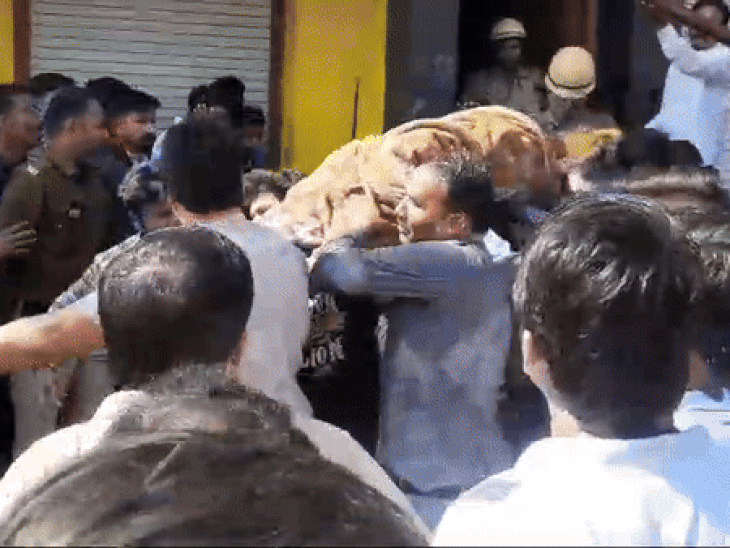 सूचना पर पार्षद राजू भदौरिया भी पहुंचे। वे जब पहुंचे तब दुकान से लपटें उठ रही थीं और शटर बंद था। उन्होंने साथियों की मदद से शटर को उचकाया और आसपास के लोगों के घरों से पानी लाकर आग बुझाने की कोशिश की। महिला को रेस्क्यू टीम ने निकाला और गाड़ी से अस्पताल पहुंचाया।