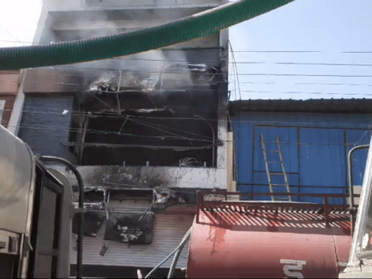 आग मंगलवार सुबह 10.25 बजे लगी। रेस्क्यू टीम ने बताया कि घर की छतों पर पीओपी लगा होने के कारण धुआं अधिक घिर गया था।