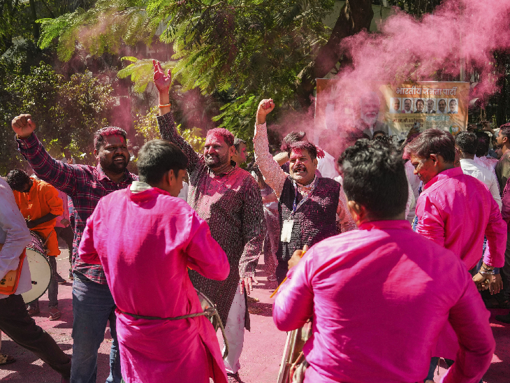 मराठा आरक्षण बिल पास होने के बाद मुंबई में महाराष्ट्र विधानसभा के बाहर जश्न मनाया गया।