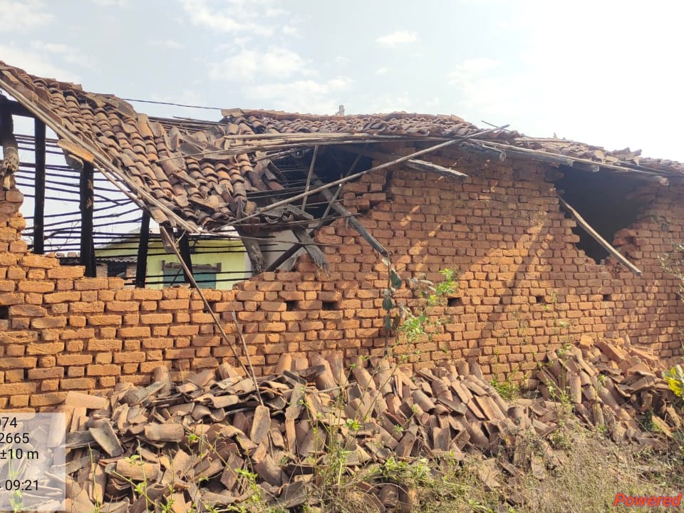 हाथी ने घरों में की तोड़फोड़।