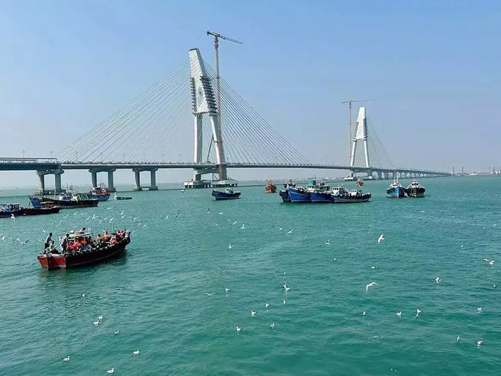 द्वारका में ओखा और बेट द्वारका को जोड़ने वाले सिग्नेचर पुल का निर्माण 2017 में शुरू हुआ था।