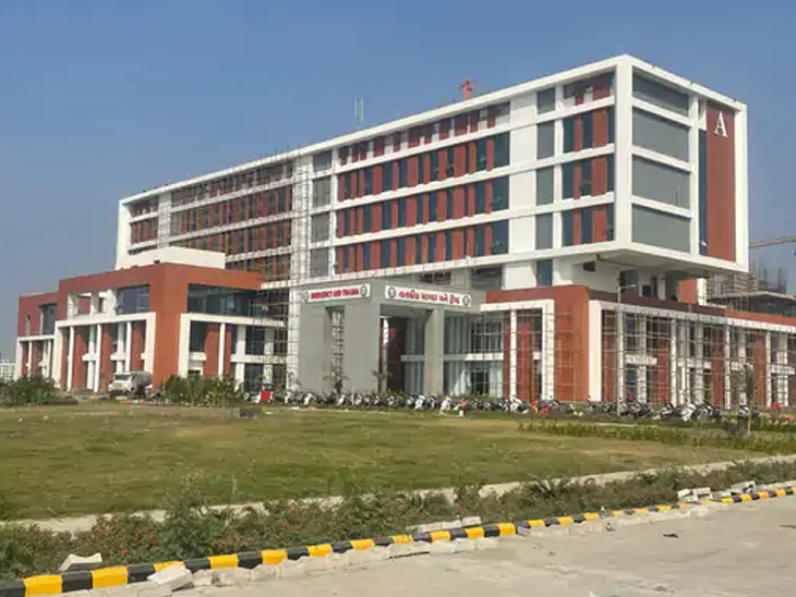 गुजरात का पहला एम्स का कंटेनर हॉस्पिटल 1200 करोड़ की लागत से राजकोट जिले के परापिपलिया गांव में बन रहा है।