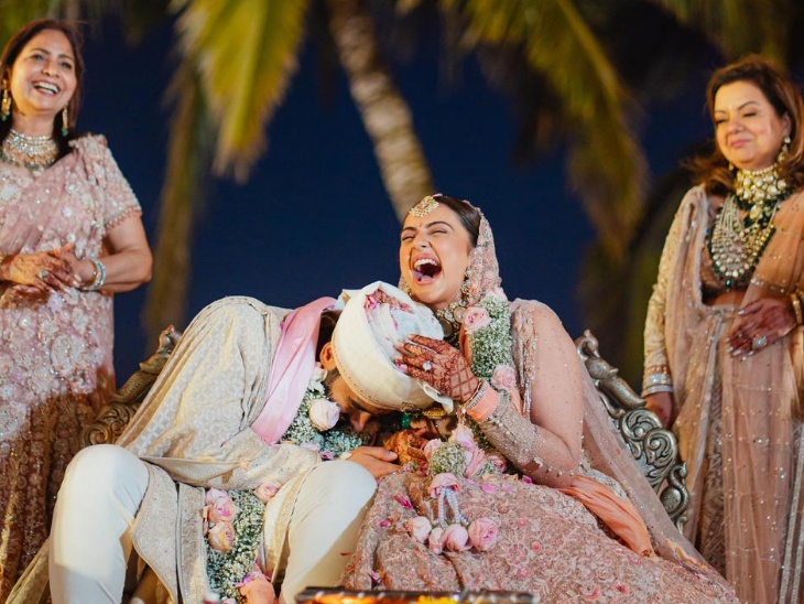 रकुल ने पिंक लहंगा पहना वहीं जैकी क्रीम कलर की शेरवानी में नजर आए।