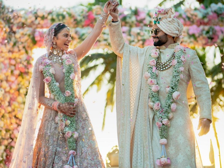 सात फेरों के बाद दोनों ने फोटोज भी क्लिक कराईं।