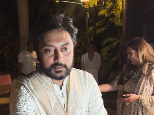 वेन्यू के बाहर मीडिया वालों को मिठाई भी बांटी गई।