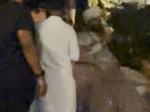 रकुल और जैकी मीडिया से मिलने एक छोटी सी गाड़ी में पहुंचे थे।