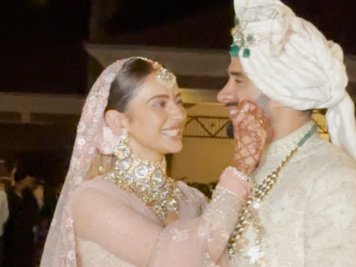 जैकी ने वाइफ रकुल के माथे पर किस भी किया।