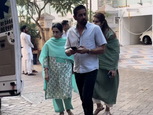 कई और सेलेब्स भी ऋतुराज के घर पर नजर आए।