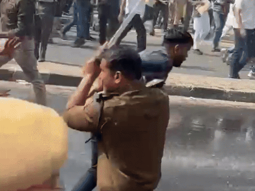 यूथ कांग्रेस के कार्यकर्ताओं से झड़प होने के बाद पुलिस ने लाठीचार्ज कर दिया और पानी की बौछारें भी की।