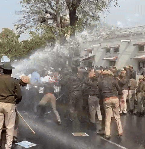 पानी की बौछारों से भी प्रदर्शनकारी नहीं रुके तो पुलिसकर्मियों ने उनको बलपूर्वक पीछे धकेला।