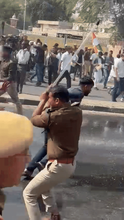 पुलिस ने प्रदर्शनकारियों पर लाठीचार्ज किया।