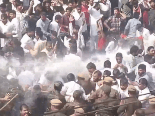 पुलिस ने प्रदर्शनकारियों को रोकने के लिए वाटर कैनन का भी इस्तेमाल किया।