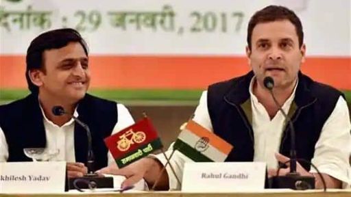यह तस्वीर 2017 की है। जब विधानसभा में सपा-कांग्रेस के साथ गठबंधन को लेकर प्रेस कॉन्फ्रेंस में राहुल अखिलेश पहुंचे थे।