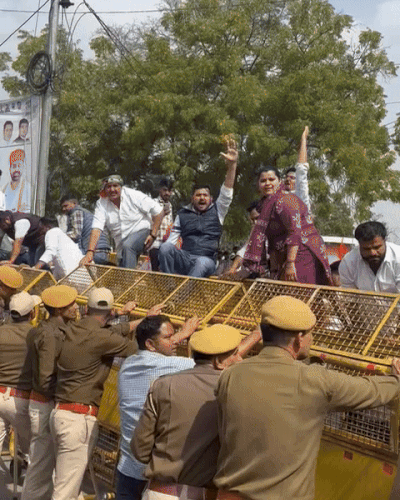 पुलिस ने प्रदर्शनकारियों को रोकने के लिए बैरिकेडिंग की थी, लेकिन प्रदर्शनकारी बैरिकेडिंग को तोड़ते हुए आगे निकल गए।