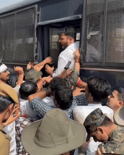 पुलिस ने यूथ कांग्रेस के कई कार्यकर्ताओं को हिरासत में लिया।