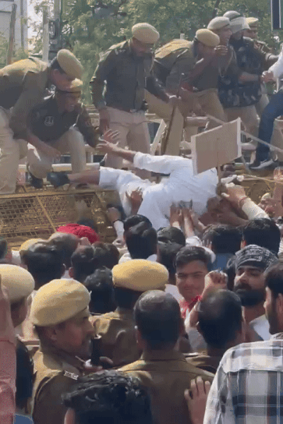 पुलिस के रोकने पर यूथ कांग्रेस के कार्यकर्ता बैरिकेडिंग पर चढ़ गए।