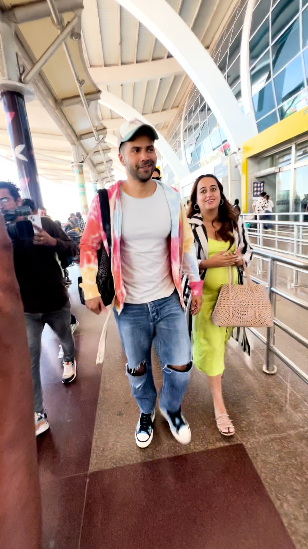 नताशा दलाल का बेबी बंप दिखाई दिया।