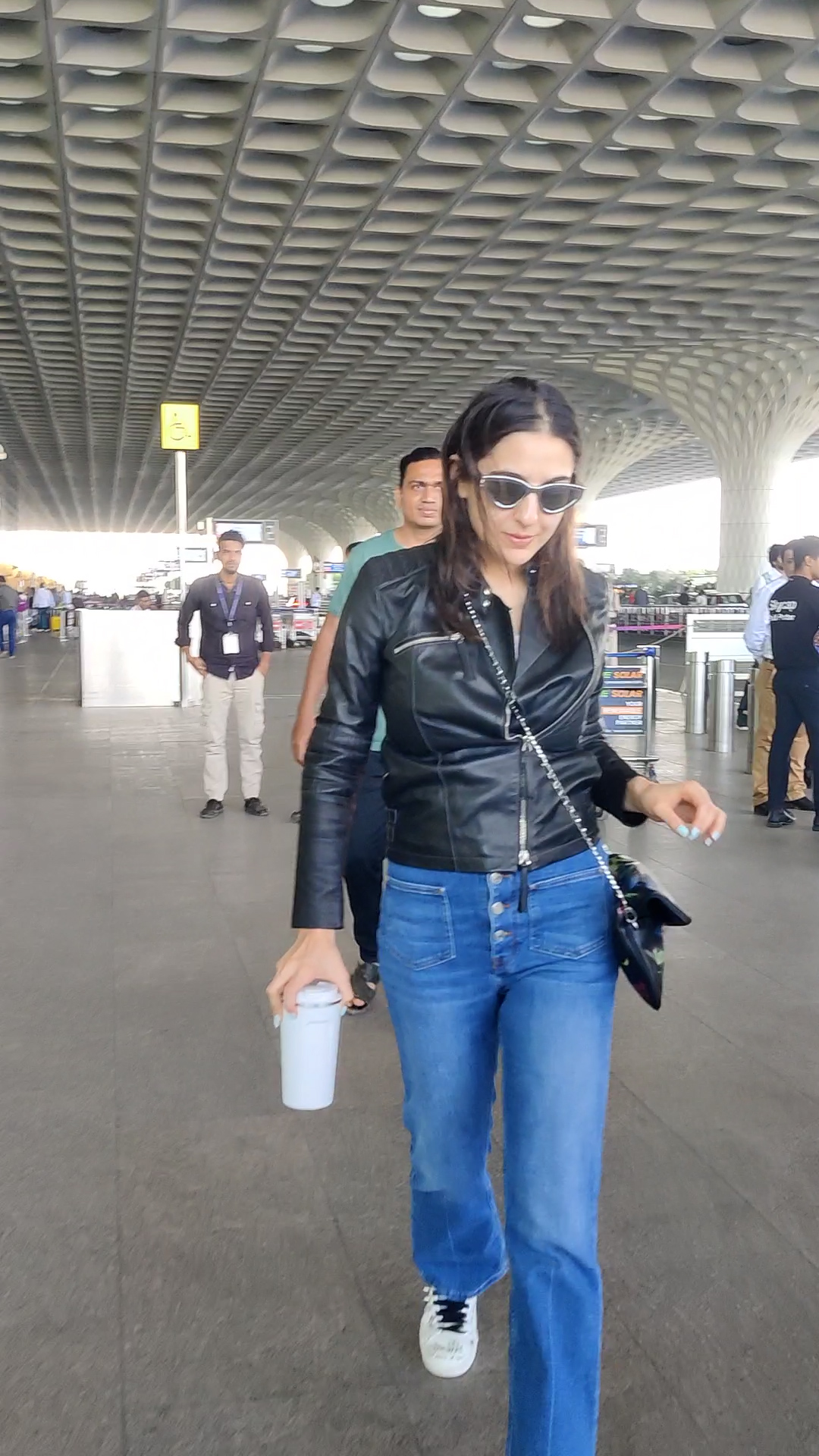 डेनिम जीन्स और लेदर जैकेट में दिखीं सारा अली खान।