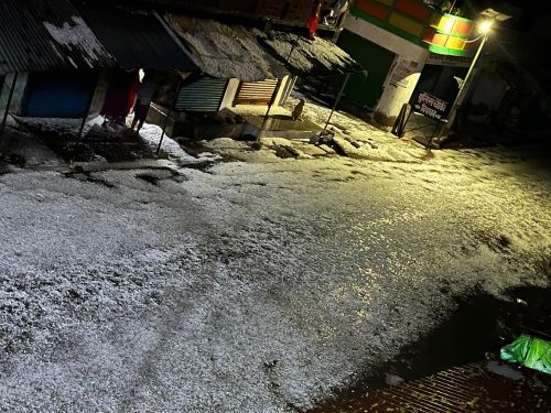 ये तस्वीर मंगलवार रात को कानपुर के विषधन गांव की बताई जा रही है। यहां इतने ओले गिरे कि सड़क पर सफेद चादर बिछ गई।