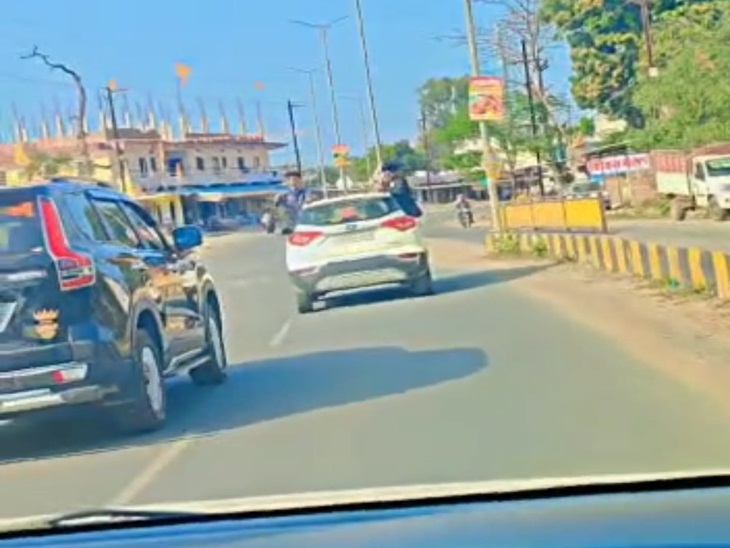 सड़क पर भी खतरनाक स्टंट कर रहे थे छात्र।