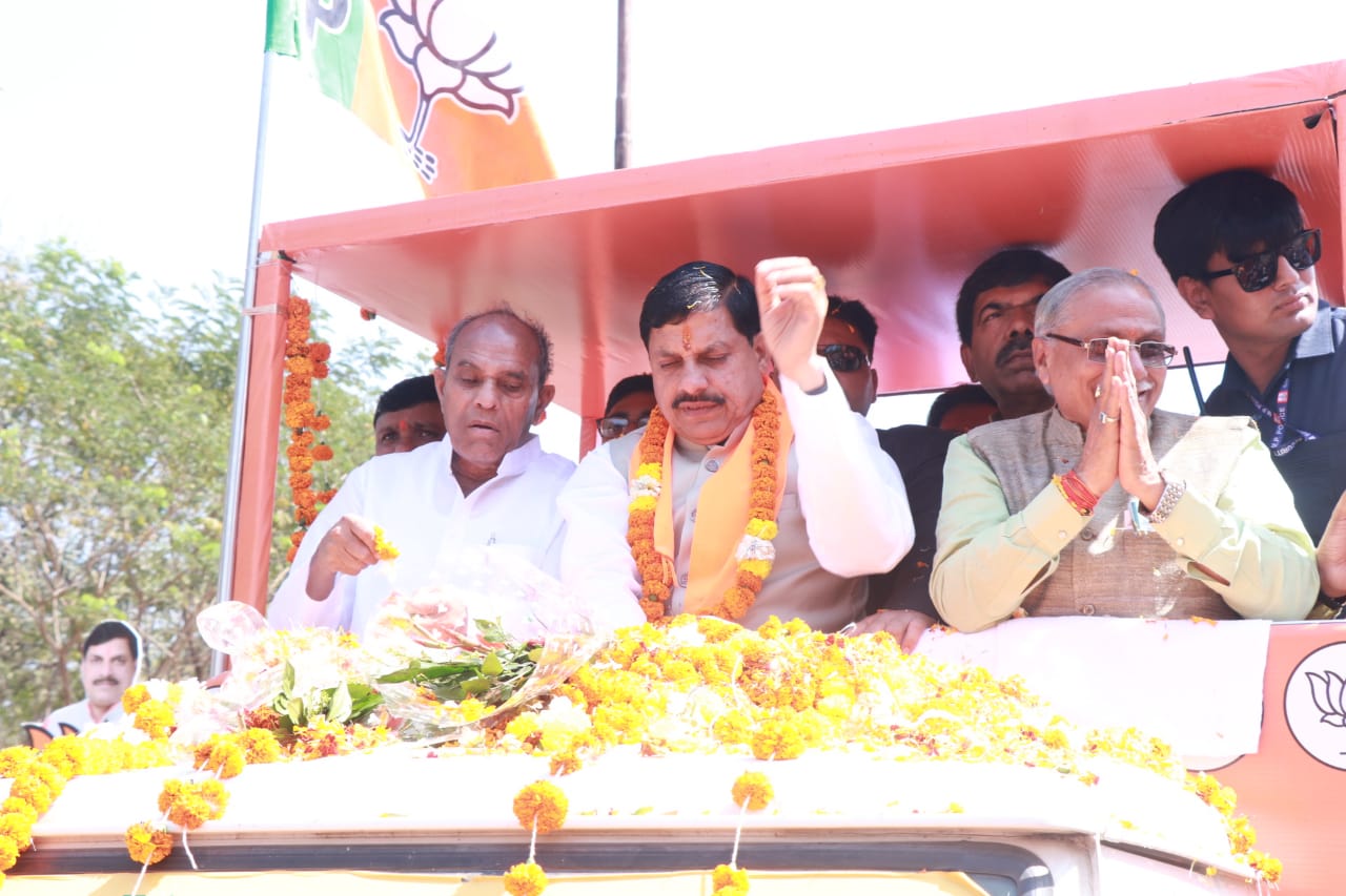 सीएम डॉ. मोहन यादव भाजपा कार्यालय से रोड शो करते हुए सभा स्थल तक पहुंचे।