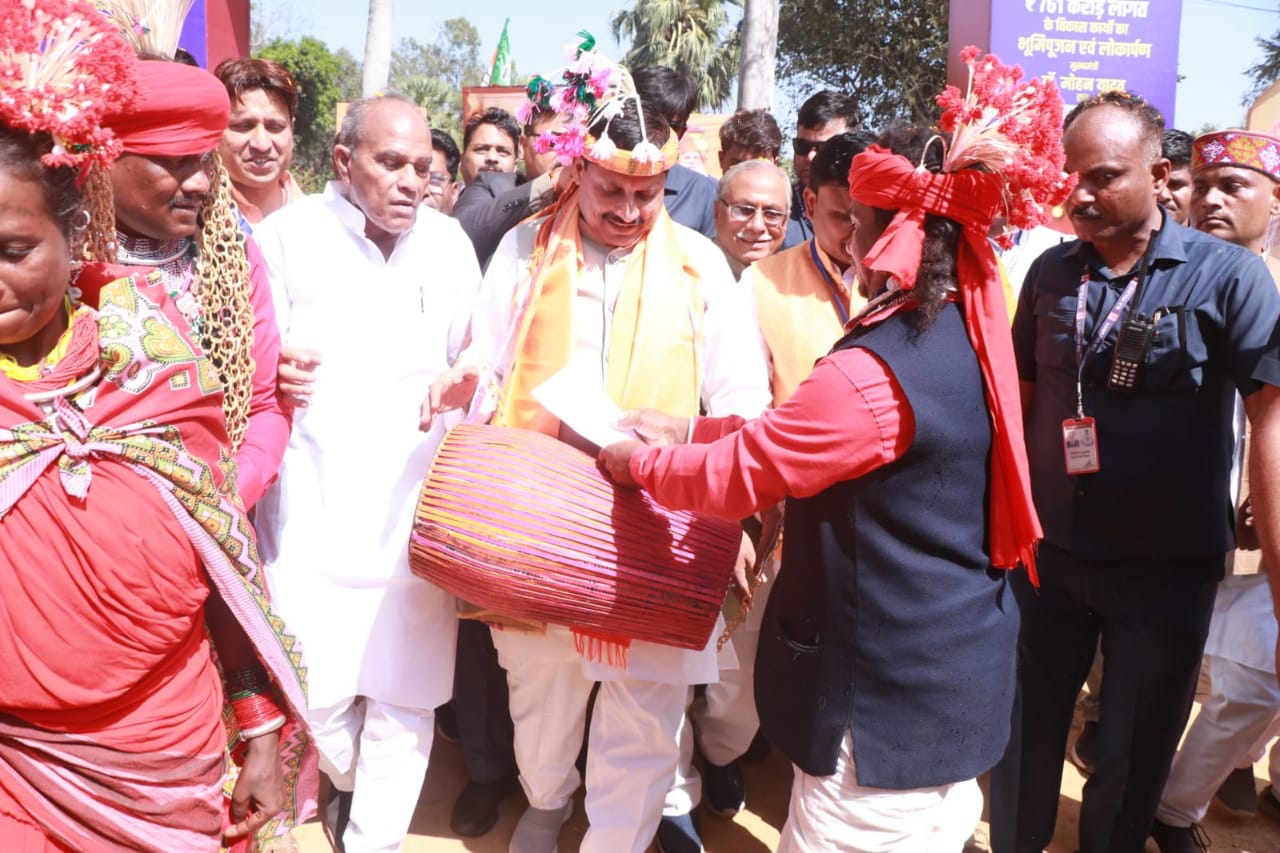 रेंजर कॉलेज मैदान पर मुख्यमंत्री ने ढोल बजाकर बैगा आदिवासियों का उत्साह बढ़ाया।
