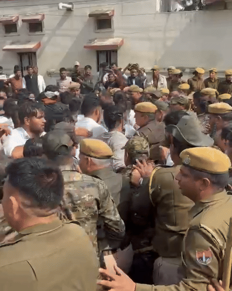 प्रदर्शन के दौरान यूथ कांग्रेस के कार्यकर्ताओं की पुलिस से झड़प हो गई।