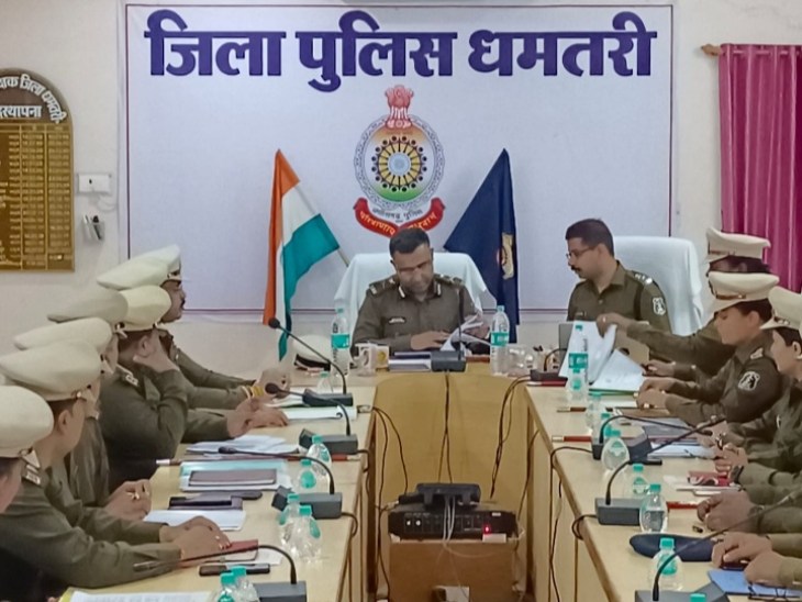 Raipur Rang Raipur Range IG takes meeting with Dhamtari police officers; Said ...