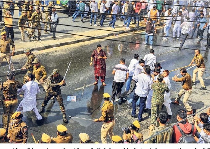 Youth Congress demonstration; Broke barricades, police used batons,  dispersed with water cannon | यूथ कांग्रेस का प्रदर्शन; बैरिकेड्स तोड़े,  पुलिस ने लाठियां भांजी, वाटर कैनन से किया ...