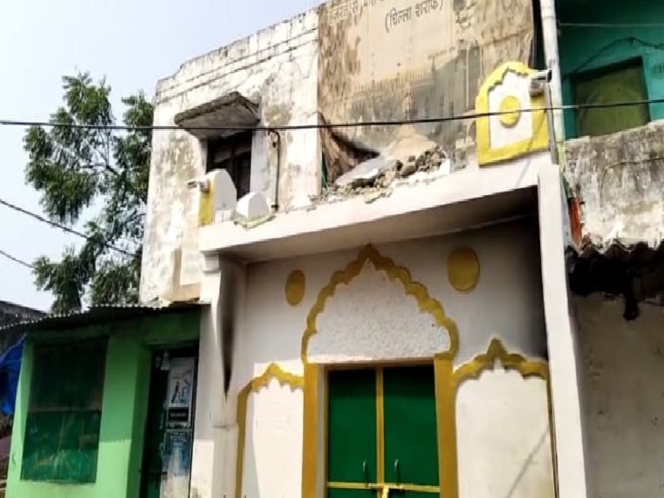 नगर निगम के नोटिस के बाद गुंबद को तोड़ दिया गया है।