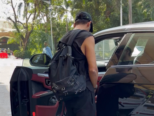 एयरपोर्ट पर कार्तिक आर्यन को भी स्पॉट किया गया।