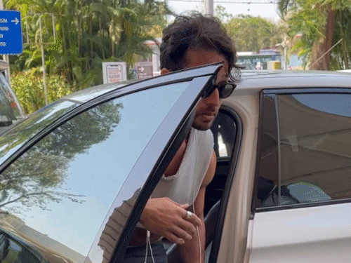 टाइगर श्रॉफ गुरुवार शाम एयरपोर्ट पर नजर आए। वो मुंबई से बेंगलुरु के लिए रवाना हुए।