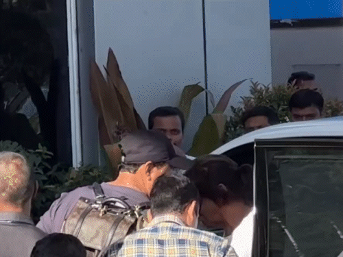 इवेंट के लिए शाहरुख गुरुवार शाम मुंबई से बेंगलुरु रवाना हो गए थे।