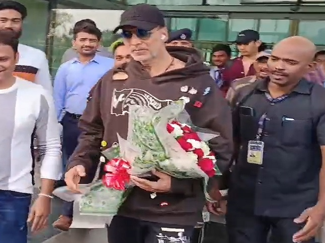 उदयपुर एयरपोर्ट पर पहुंचे फिल्म अभिनेता अक्षय कुमार - Dainik Bhaskar