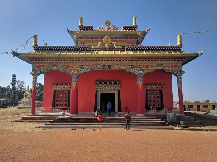 मैनपाट का दर्शनीय स्थल बौद्ध मंदिर।