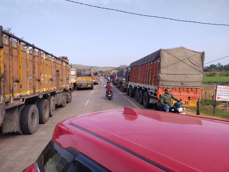 घंटों जाम में फंसे रहे सैकड़ों वाहन