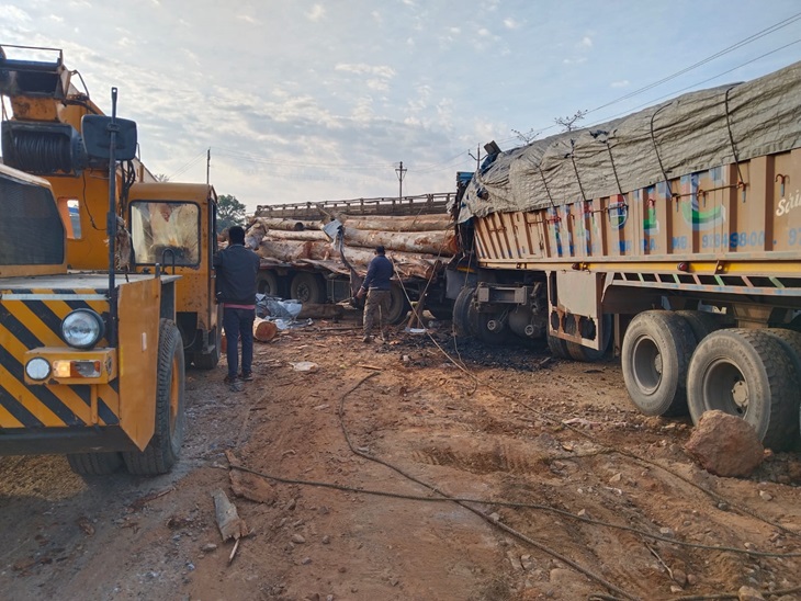 ट्रकों को हटाकर खोला गया मार्ग