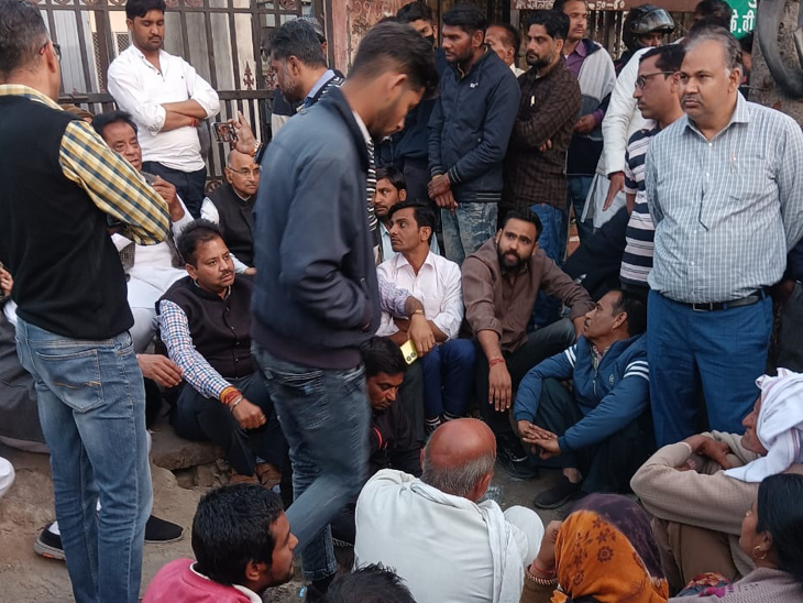 मौत के बाद हंगामा करते परिजन।