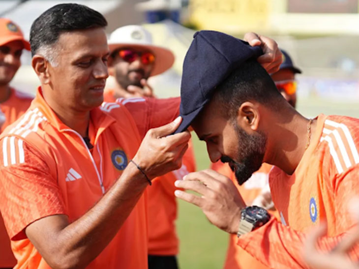म इंडिया के कोच राहुल द्रविड़ ने आकाश दीप को इंडियन कैप सौंपी।