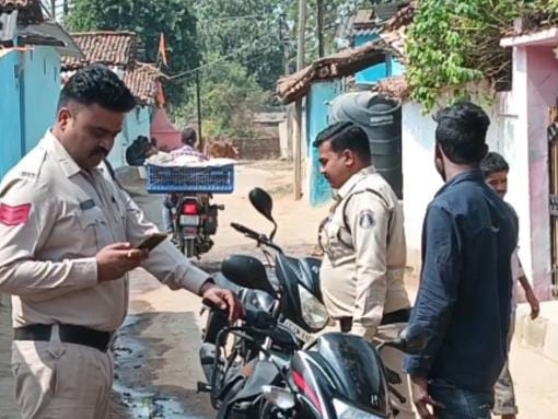 पुलिस गांव में मालती की कर रही तलाश।