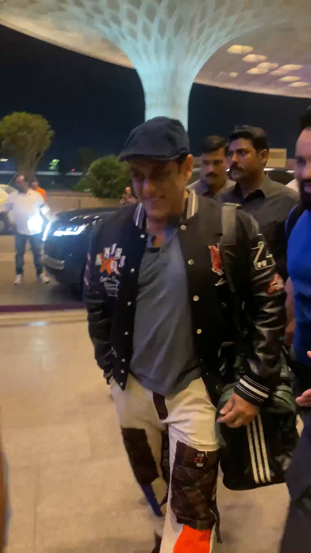 फंकी लुक में मुंबई एयरपोर्ट पर दिखे सलमान खान।