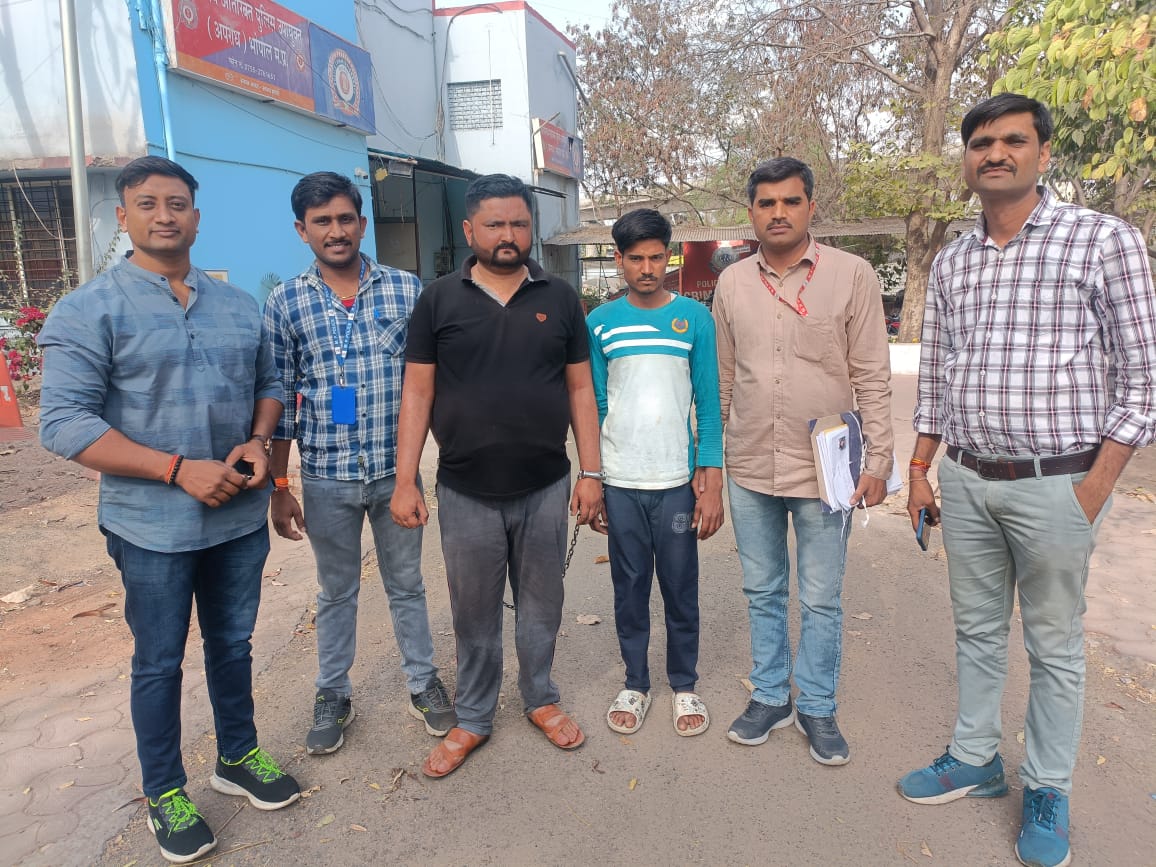 साइबर क्राइम भोपाल ने सौरभ बिलगाइया और हरबल कुशवाह को गिरफ्तार किया है।