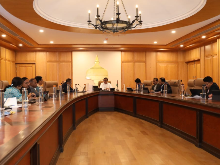 गुवाहाटी के लोक सेवा भवन में शुक्रवार की देर रात मुख्यमंत्री हिमंत बिस्वा सरमा की अध्यक्षता में राज्य कैबिनेट की बैठक हुई।