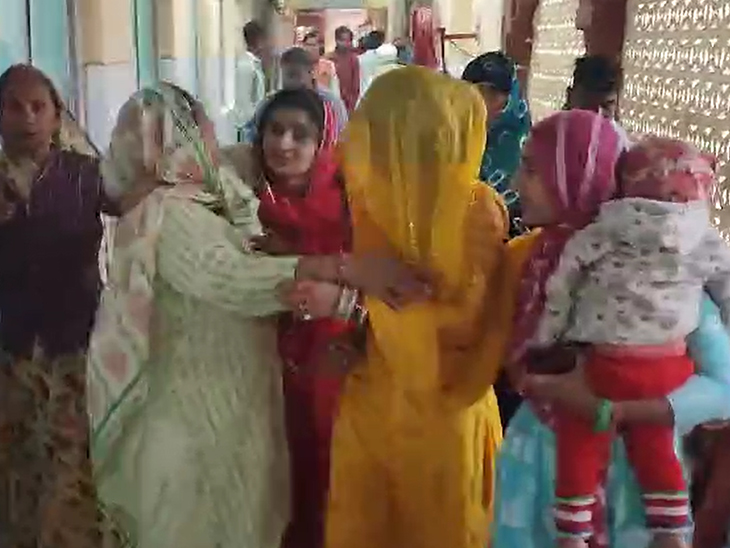 एक कार में परिवार के अन्य लोग थे। वे सभी को हॉस्पिटल लेकर गए। हॉस्पिटल में परिवार की महिलाएं।