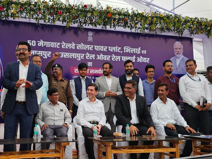 रेलवे के जीएम, डीआरएम व अन्य अधिकारी मंच में फोटो खिंचवाते हुए