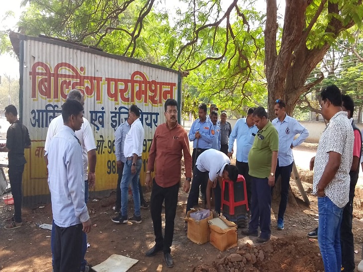 बेजा कब्जा दुकानों पर कार्रवाई करने सिविक सेंटर पहुंचे बीएसपी के अधिकारी