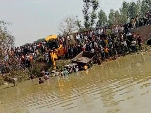 माघी पूर्णिमा पर 40 लोग ट्रैक्टर ट्रॉली से  कासगंज स्थित कादरगंज घाट पर गंगा स्नान करने जा रहे थे। - Dainik Bhaskar