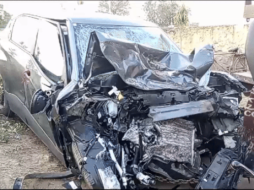 क्रेन की टक्कर से कार बुरी तरह पिचक गई। - Dainik Bhaskar